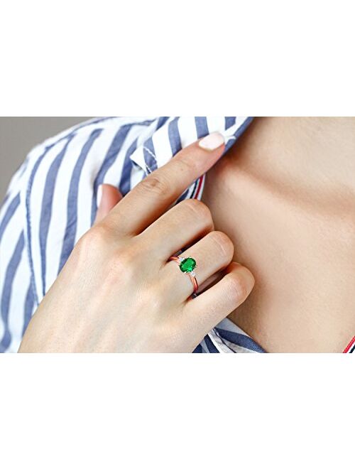 Gem Stone King 10K Rose Gold Green Simulated Emerald and White Created Sapphire 3-Stone Ring For Women (1.10 Cttw, Available In Size 5, 6, 7, 8, 9)