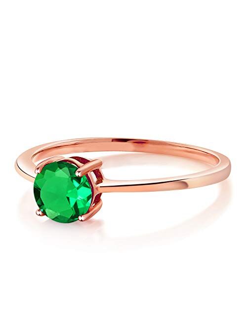 Gem Stone King 10K Rose Gold Green Simulated Emerald Women Solitaire Engagement Ring (0.77 Cttw, Round 6MM, Available In Size 5, 6, 7, 8, 9)