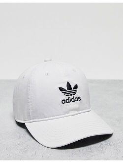 Relaxed Strapback cap in white