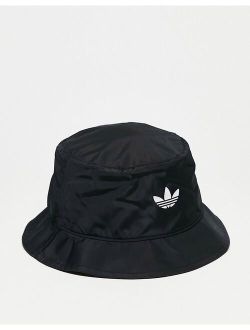 Packable bucket hat in black