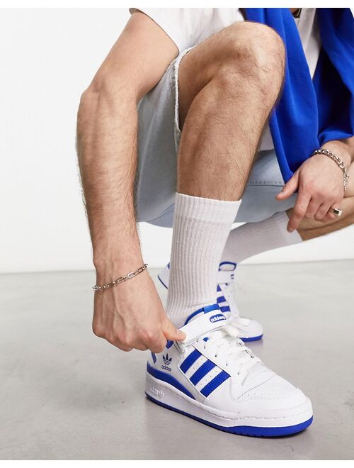 adidas Originals Forum Low sneakers in white and blue