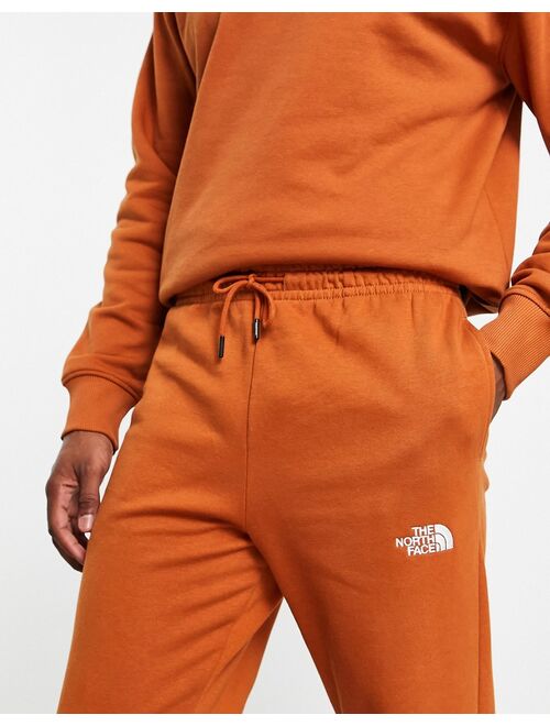 The North Face Essentials sweatpants in brown - Exclusive at ASOS