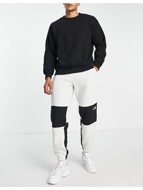 The North Face Shispare sherpa fleece sweatpants in dark gray - Exclusive to ASOS