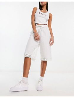 cotton poplin lace trim 3/4 length shorts in white