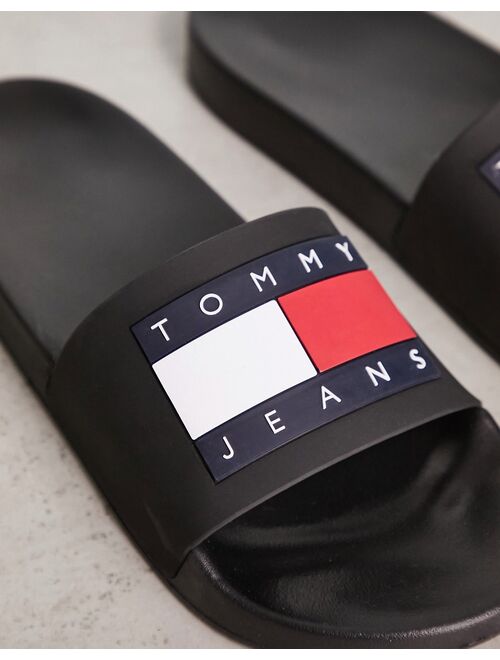 Tommy Jeans flag pool slider in black