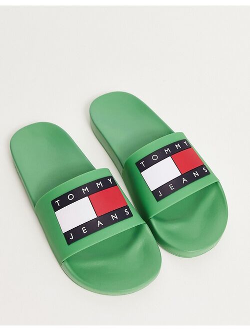 Tommy Jeans flag pool slider in green