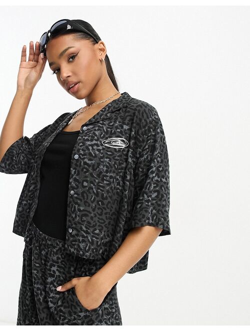 Quiksilver leopard print cropped shirt in black