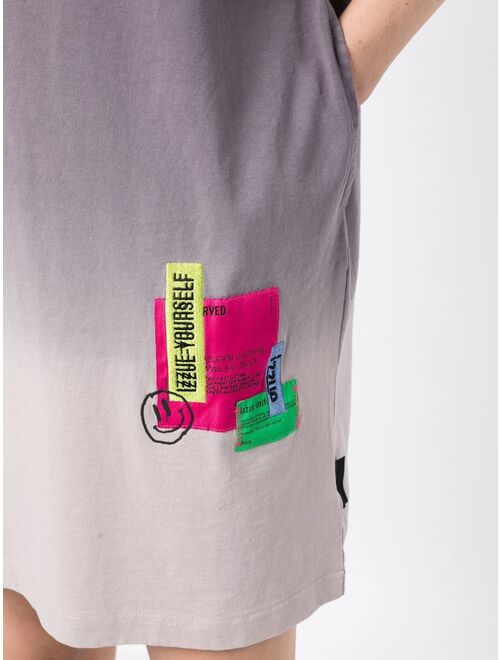 izzue ombre logo-print T-shirt dress