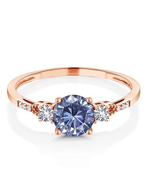 Gem Stone King 10K Rose Gold Round Persian Blue Moissanite and Created Sapphire Engagement Ring For Women (0.94 Cttw, Available In Size 5, 6, 7, 8, 9)