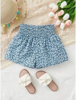 SHEIN Kids SUNSHNE Girls Ditsy Floral Print Shirred Wide Waistband Shorts