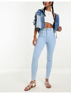 skinny jeans in light blue