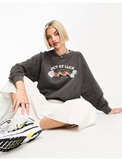relaxed sweatshirt in vintage wash with lucky graphic