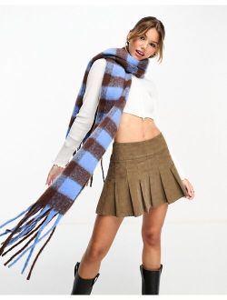 Glamorous blanket scarf in blue and brown checkerboard