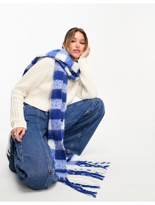 Glamorous blanket scarf in white and cobalt checkerboard