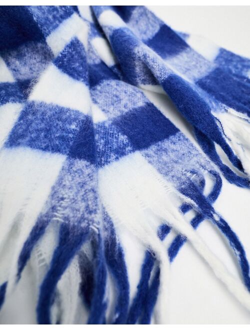 Glamorous blanket scarf in white and cobalt checkerboard