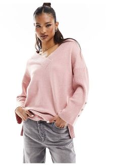 v-neck fine knit sweater in light pink