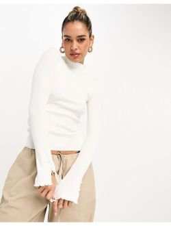 ribbed top with frilled sleeve in white