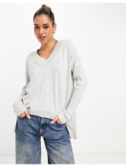 v-neck fine knit sweater in gray